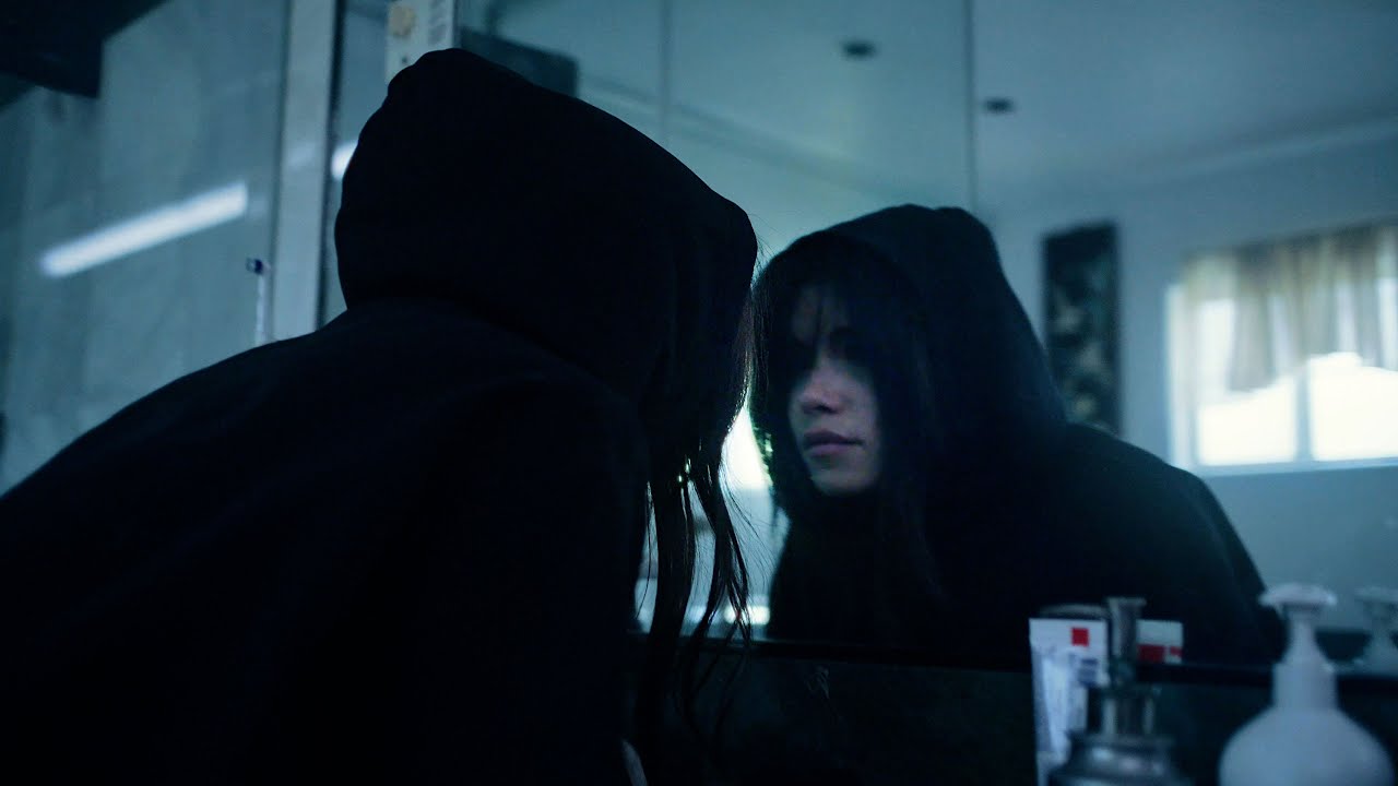 Nessa Barrett – Dying On the Inside