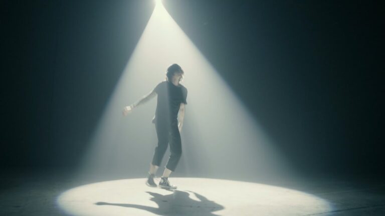 Sleeping with Sirens – Be Happy (feat. Royal & the Serpent) music video