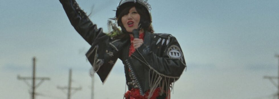 Yeah Yeah Yeahs – Spitting Off the Edge of the World ft. Perfume Genius