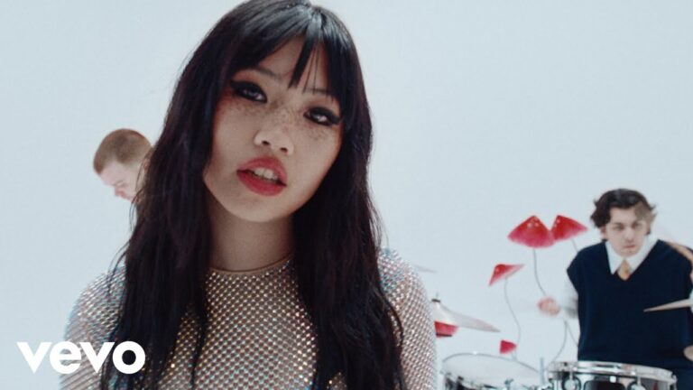 beabadoobee – Talk music video