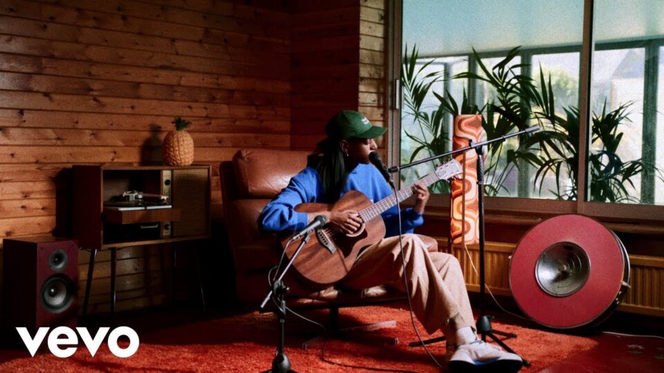 Cat Burns – Ghosting (Acoustic Performance)