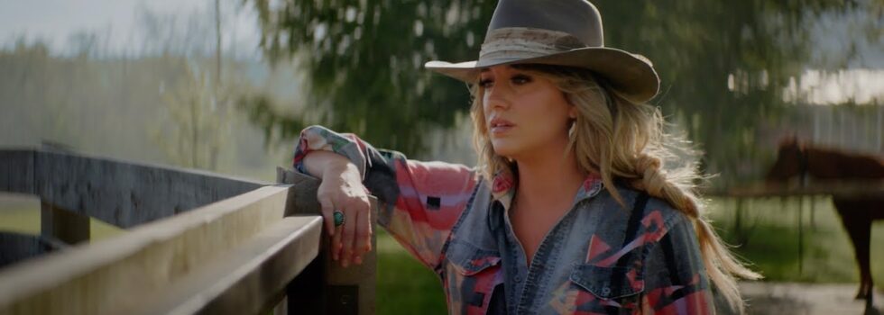Lainey Wilson – Heart Like a Truck