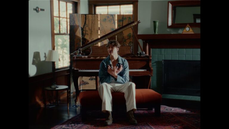 David Kushner – Burn music video