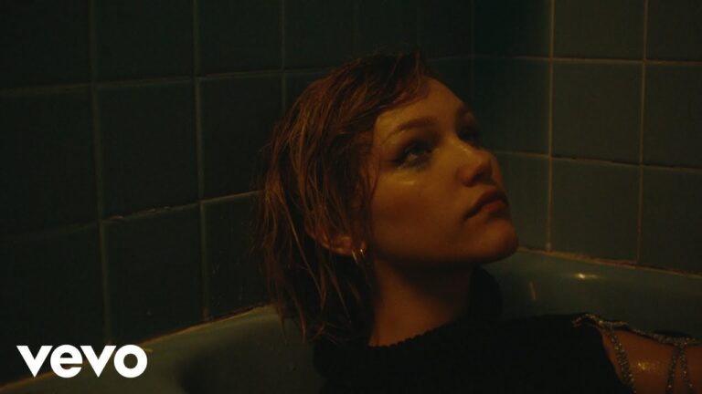 Grace VanderWaal – Lion’s Den music video