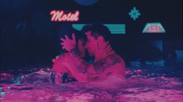 Panic! At The Disco – Middle Of A Breakup music video