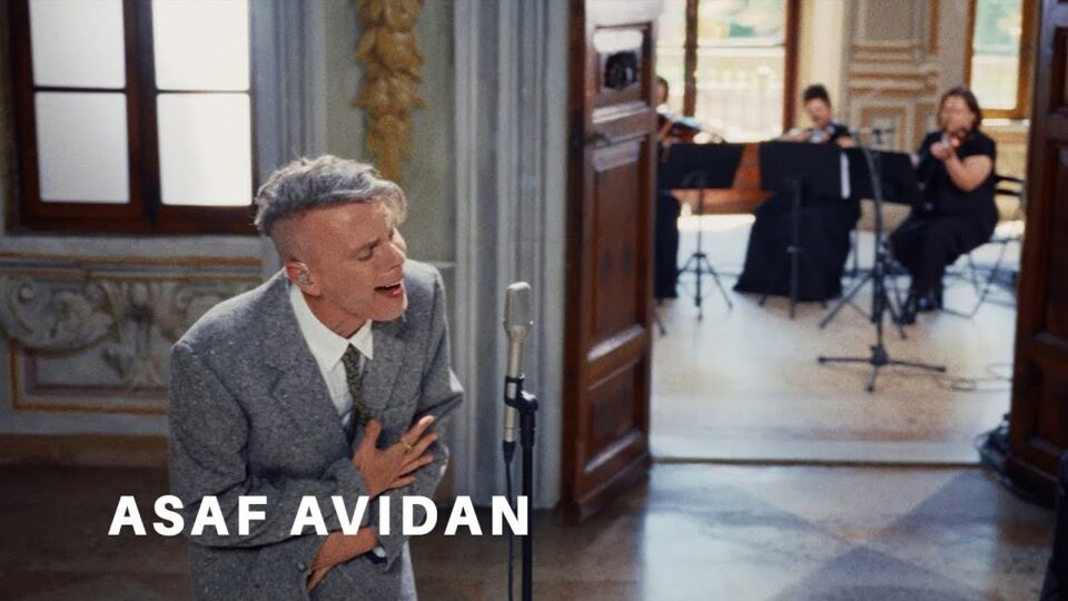 Asaf Avidan – Reckoning Song (In a Box III Version)