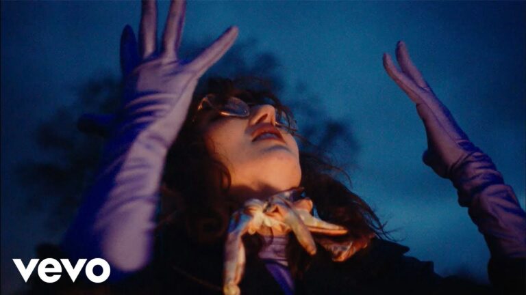 Jessica Winter & Lynks – Clutter music video