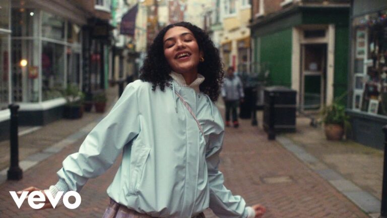Olivia Dean – Dive music video