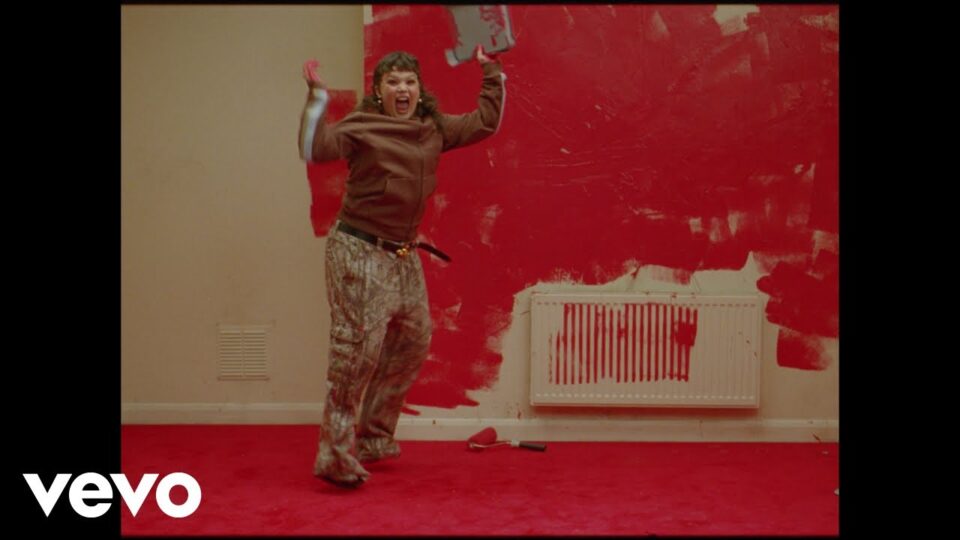 Lola Young – Crush