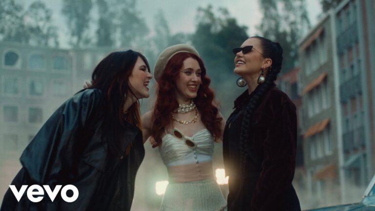 Lauren Spencer-Smith – Fantasy (feat. GAYLE & Em Beihold) music video