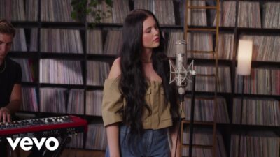 Lauren Spencer-Smith – Bigger Person (Acoustic)