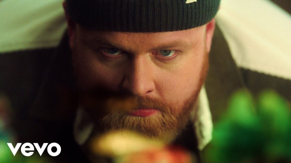 Tom Walker – Head Underwater music video