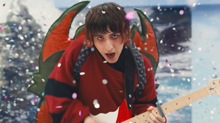 Porter Robinson – Cheerleader music video