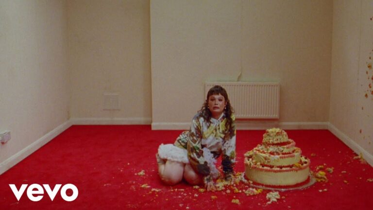 Lola Young – Messy music video
