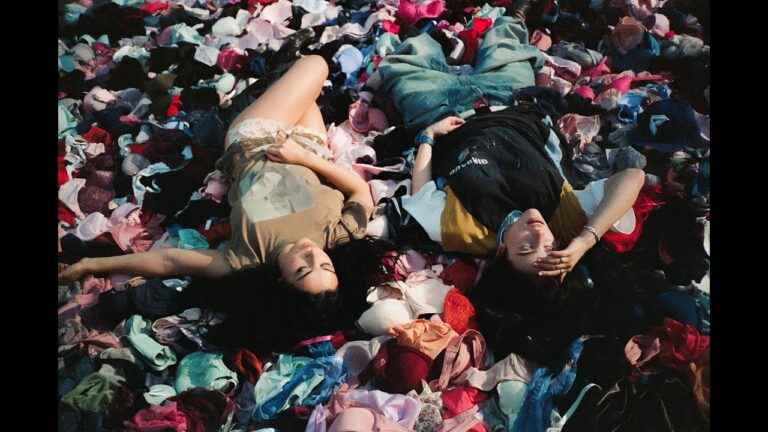 Charli XCX – Guess (feat. Billie Eilish) music video