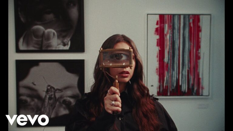 Alessia Cara – (Isn’t It) Obvious music video