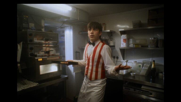 Declan McKenna – Champagne music video