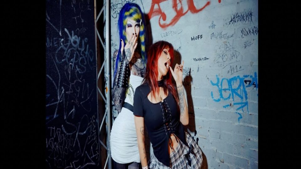 6arelyhuman ft. DEV – Freaks