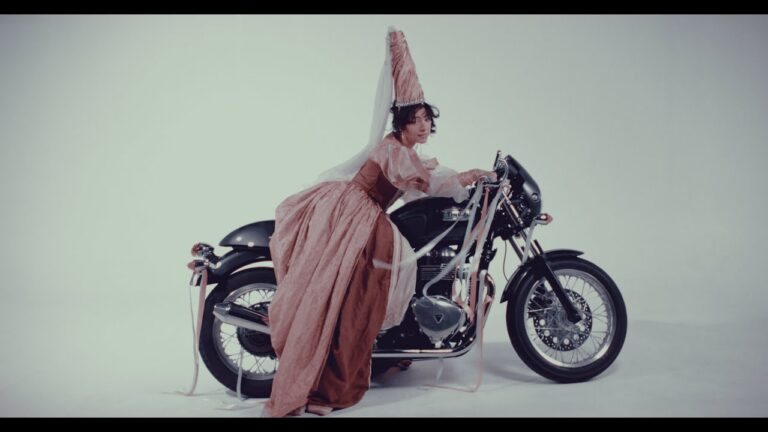 Aleksiah – Clothes Off music video