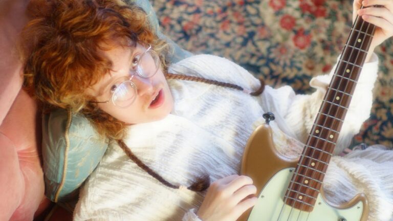 Cavetown – Baby Spoon music video