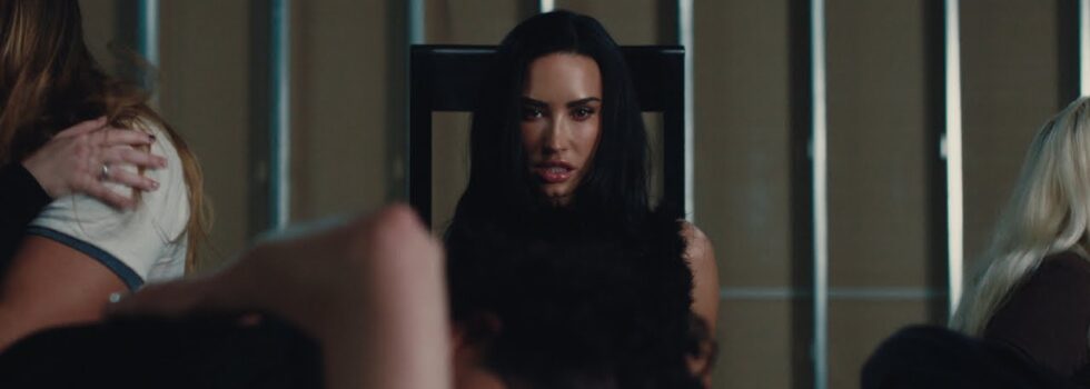 Demi Lovato – Kiss