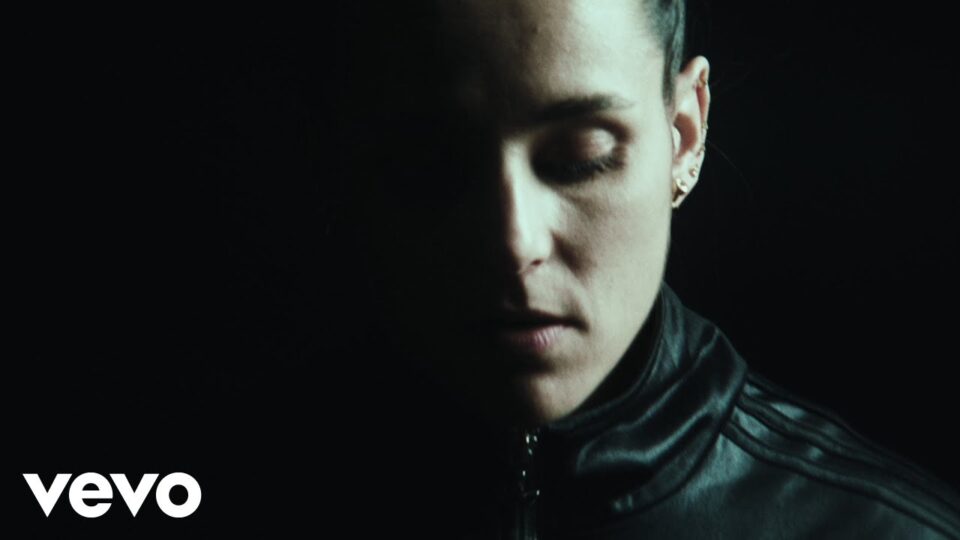 Jehnny Beth – Out Of My Reach