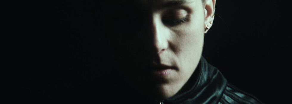 Jehnny Beth – Out Of My Reach