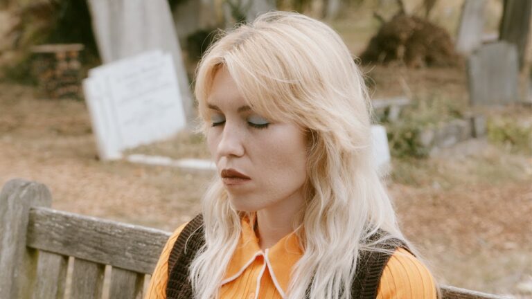 Joulie Fox – Boje się teaser music video