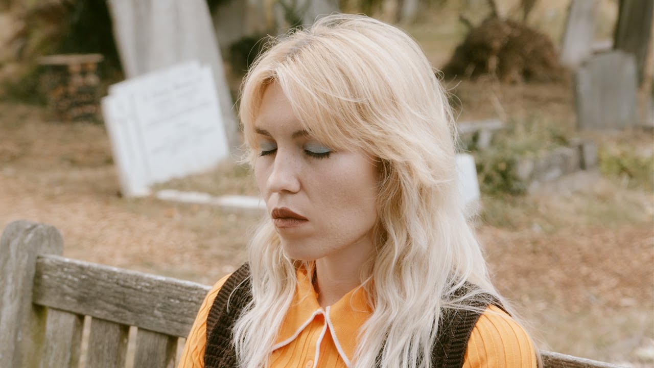 Joulie Fox – Boje się teaser