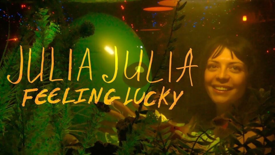 JULIA, JULIA – FEELING LUCKY