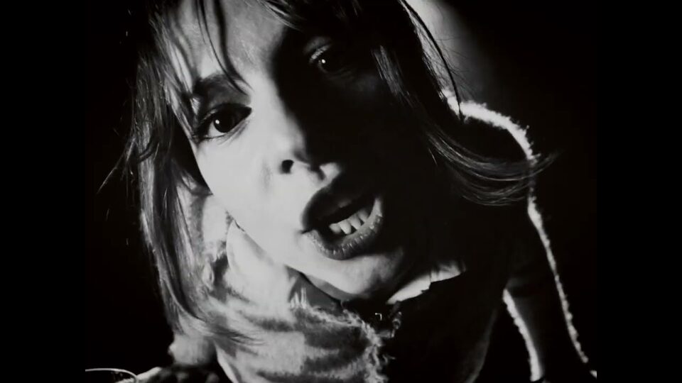 Sandhouse – Make Me Small