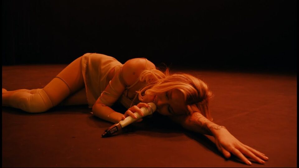 Grace VanderWaal – Homesick (Performance Video)