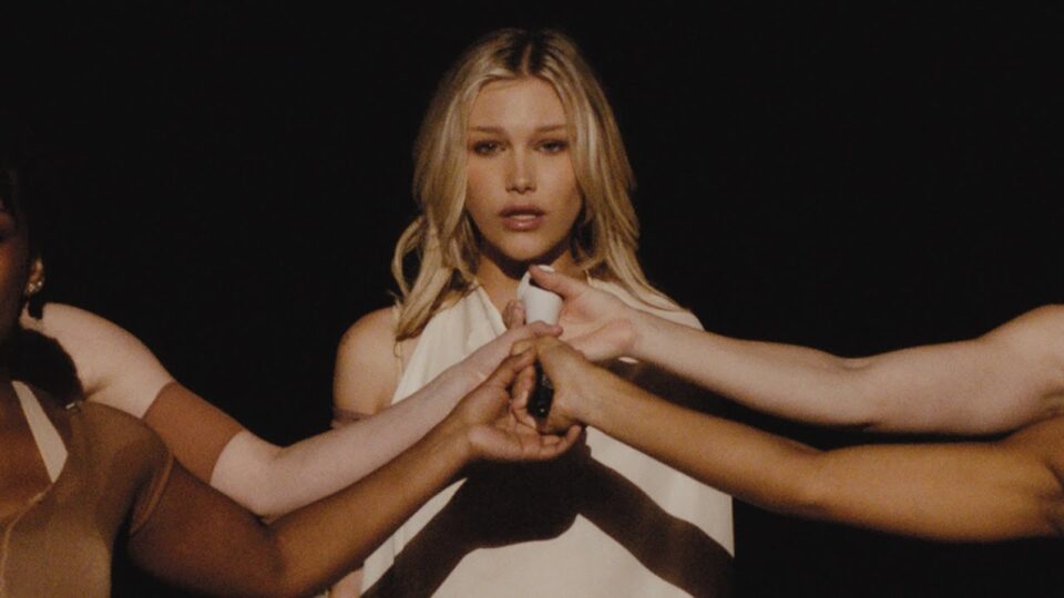 Grace VanderWaal – Proud (Performance Video)