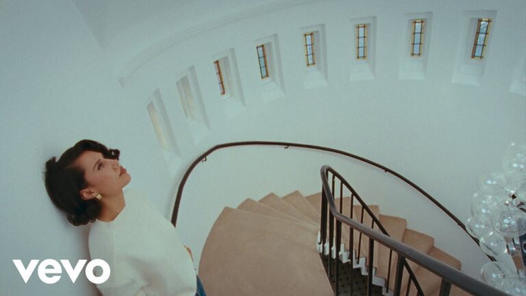 Mark Ronson & RAYE – Suzanne music video