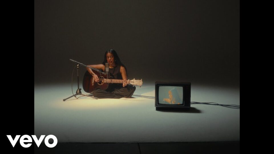 Debbii Dawson – Turn The TV On (Live Performance Video)