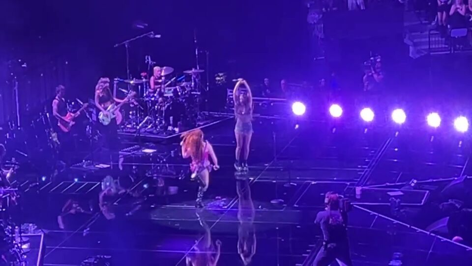 Olivia Rodrigo – Hot to Go (Live) ft. Chapell Roan