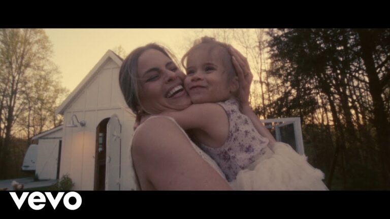 Anne Wilson – Mamas (feat. Hillary Scott) music video