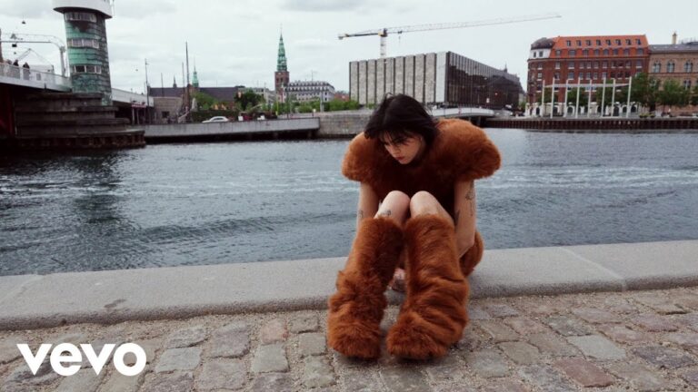 BENEE – Cinnamon music video