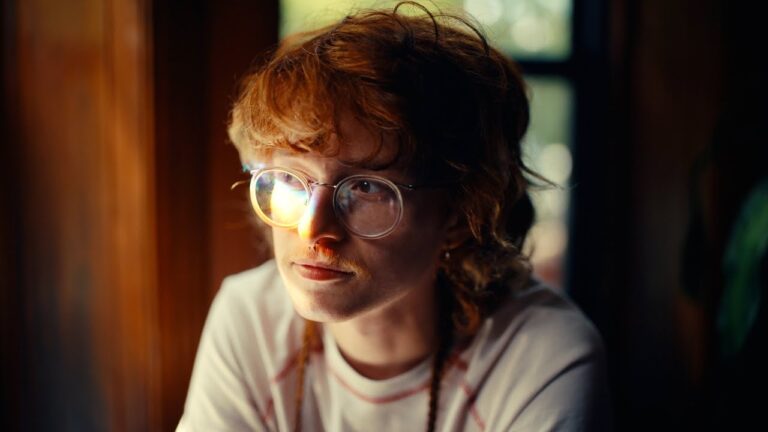 Cavetown – Rainbow Gal music video