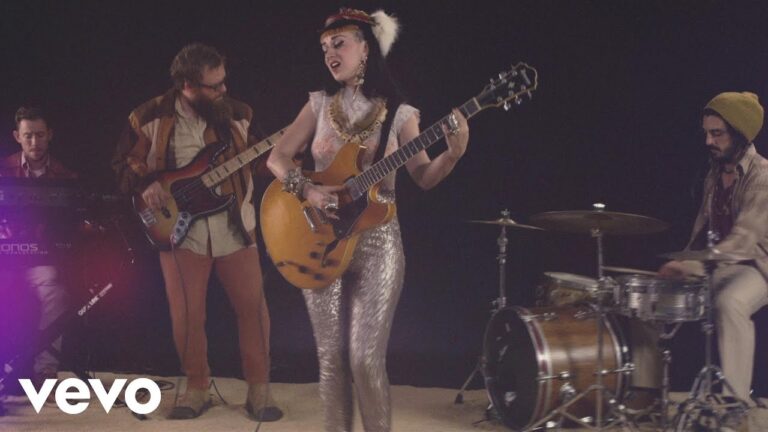 Hiatus Kaiyote – Breathing Underwater music video
