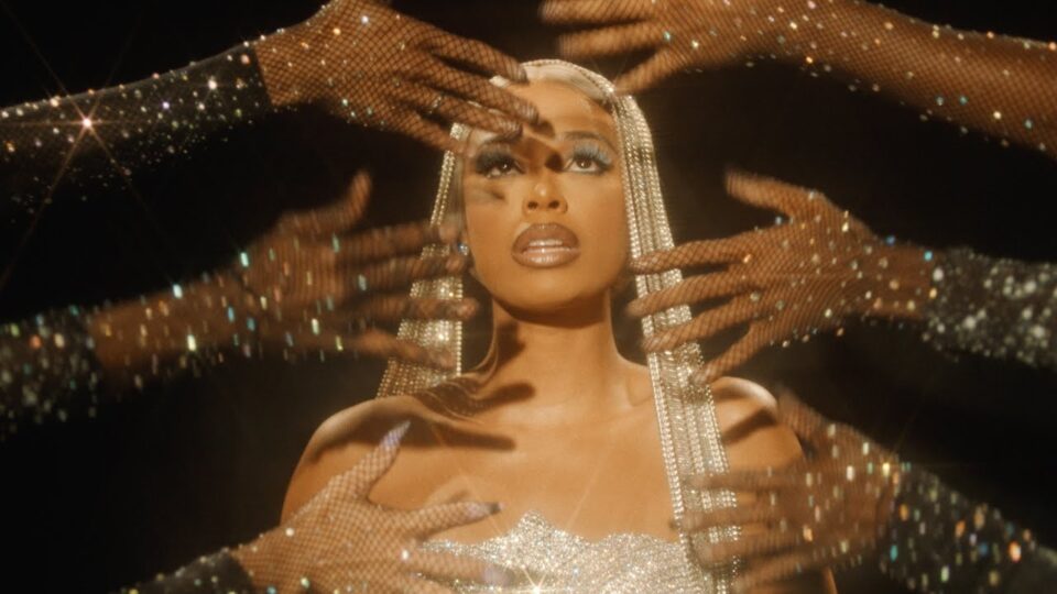 Lady London – What Is It Giving