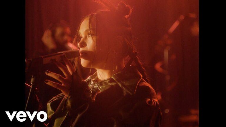 Saya Gray – DIZZY PPL BECOME BLURRY music video