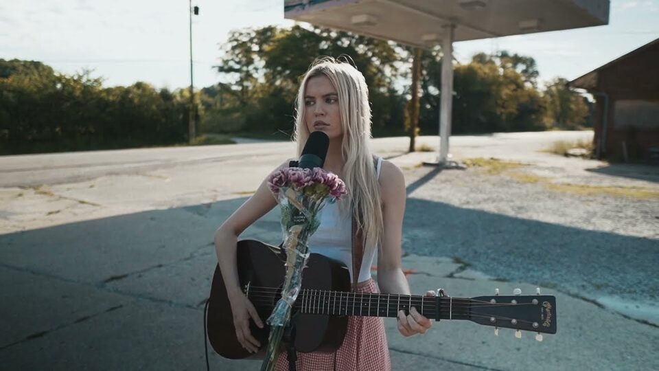 Zandi Holup – Gas Station Flowers (Live Acoustic)