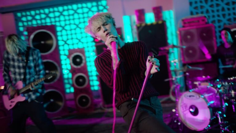 jxdn – WANNA BE (feat. Machine Gun Kelly) music video