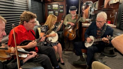 Alison Brown & Steve Martin – 5 Days Out, 2 Days Back (ft. Tim O’Brien)