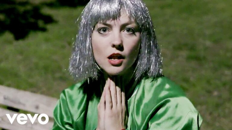 Angel Olsen – Shut Up Kiss Me music video