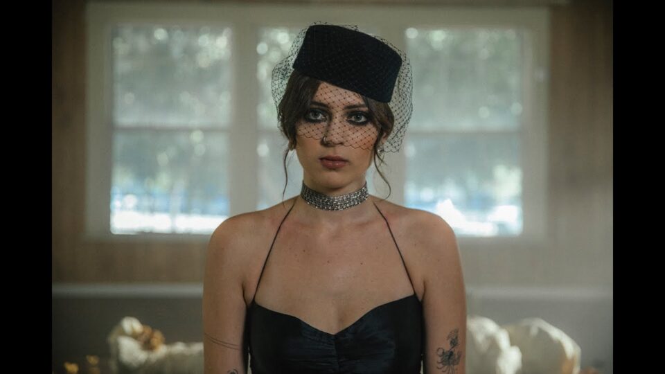 Lizzy McAlpine – Doomsday