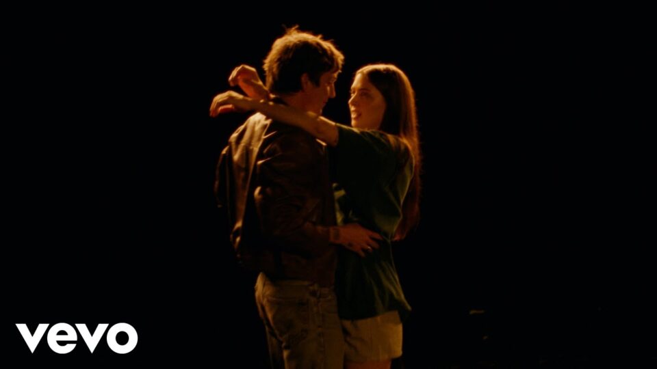 Lizzy McAlpine – Pushing It Down and Praying