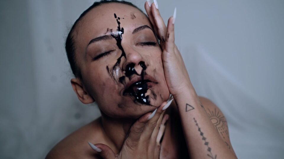 Caroline Alves – Somethin’gs Wrong