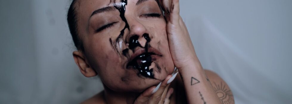 Caroline Alves – Somethin’gs Wrong
